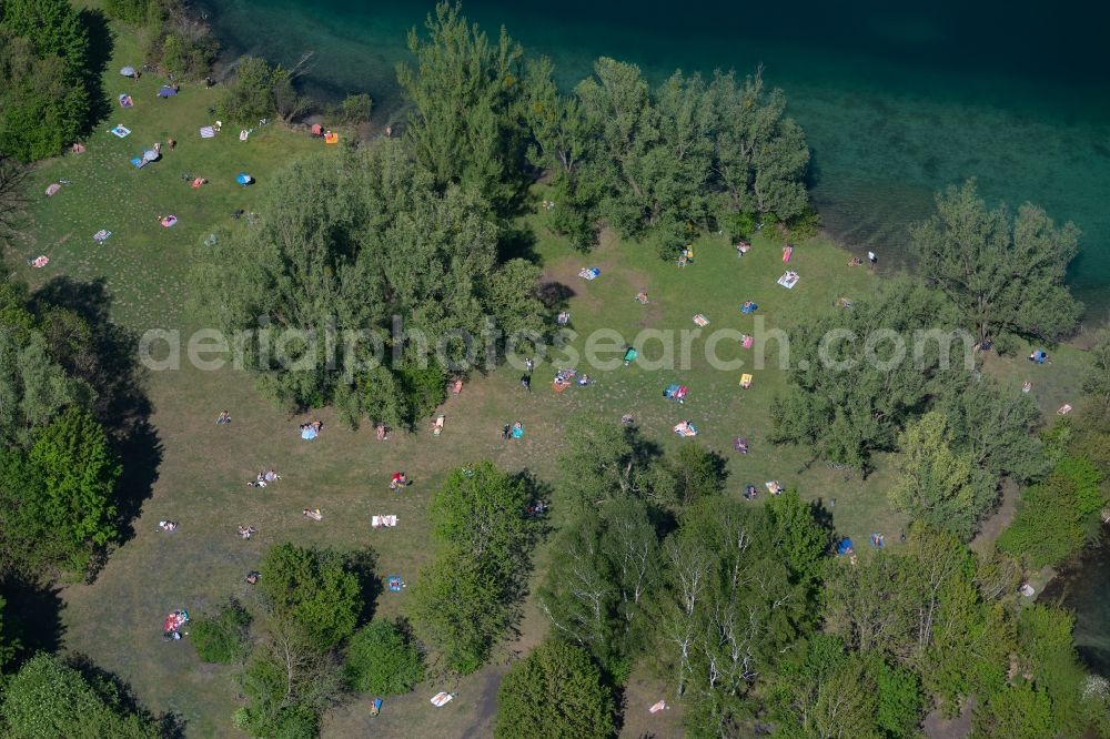 Aerial image München - Riparian areas on the lake area of Lerchenauer See in the district Feldmoching-Hasenbergl in Munich in the state Bavaria, Germany