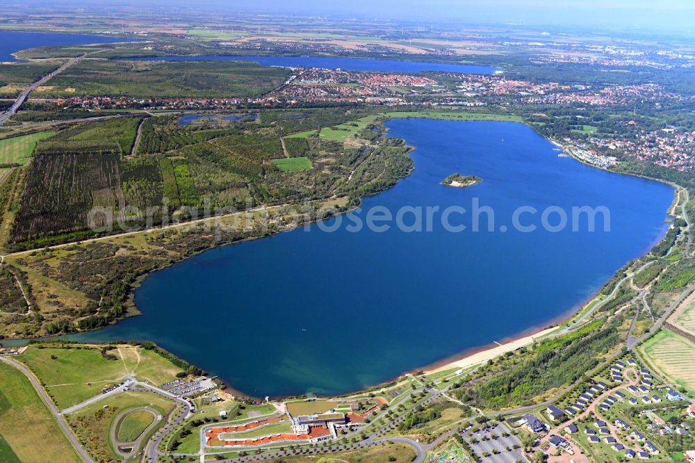 Markkleeberg from the bird's eye view: Riparian areas on the lake area of Markkleeberger See in Markkleeberg in the state Saxony, Germany