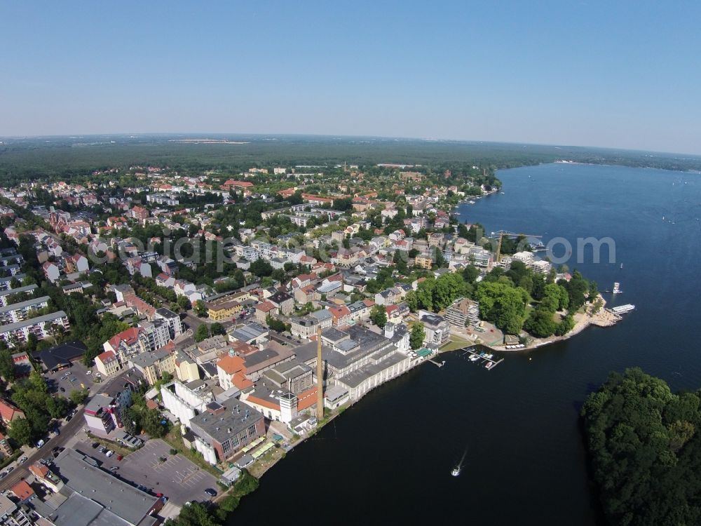 Aerial image Berlin - Riparian areas on the lake area of Mueggelsee on Mueggelspree destrict Friedrichshagen in Berlin