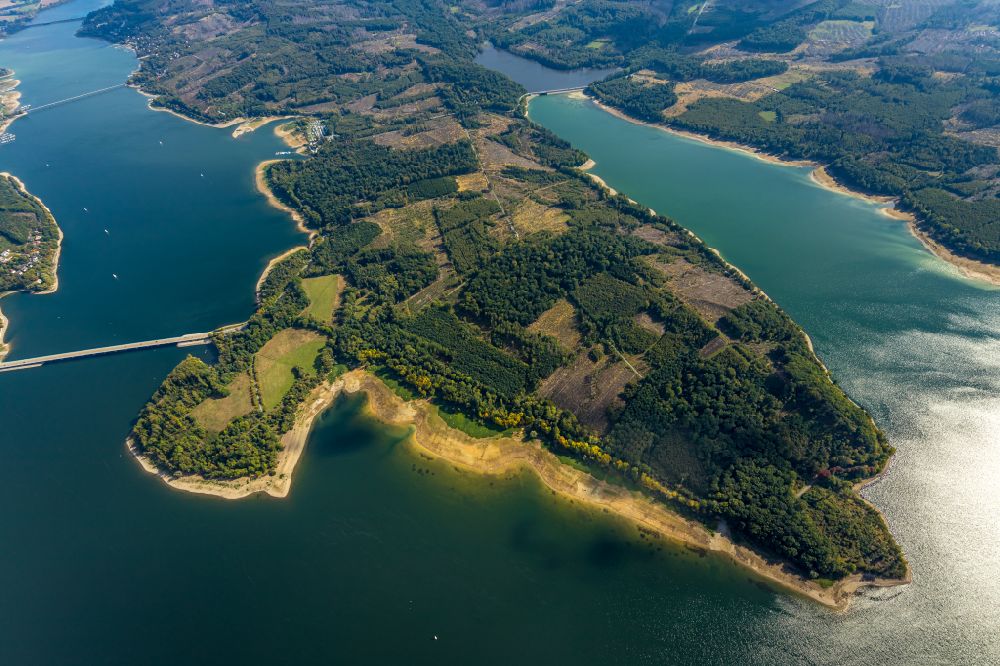 Aerial photograph Möhnesee - Riparian areas on the lake area of Moehnesee in the state North Rhine-Westphalia