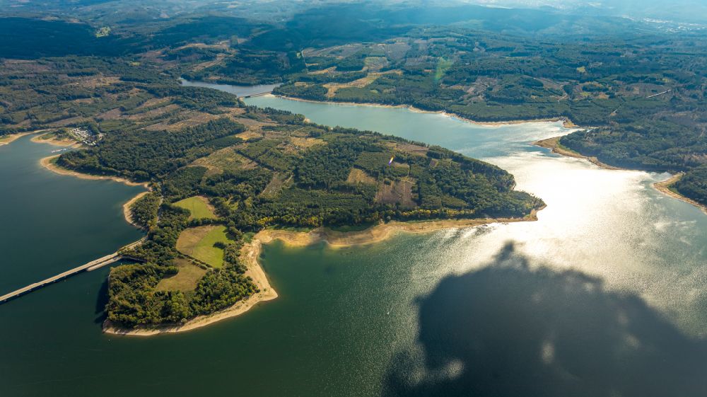 Aerial photograph Möhnesee - Riparian areas on the lake area of Moehnesee in the state North Rhine-Westphalia
