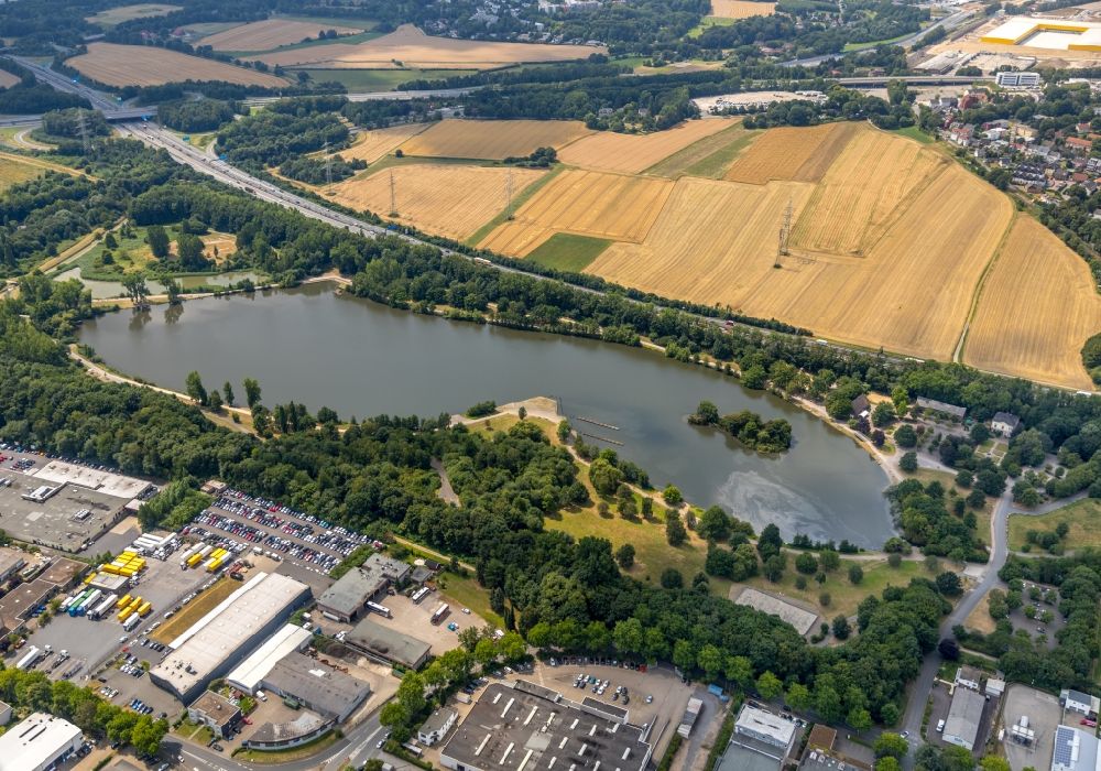Aerial image Bochum - Riparian areas on the lake area of Uemminger See in Bochum in the state North Rhine-Westphalia, Germany