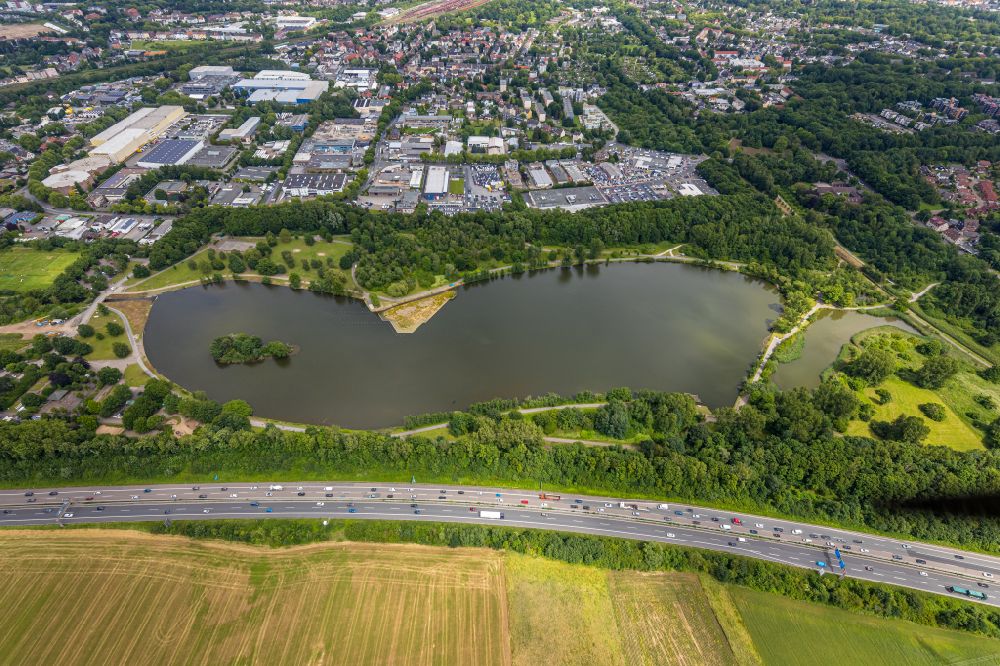 Bochum from the bird's eye view: Riparian areas on the lake area of Uemminger See in Bochum at Ruhrgebiet in the state North Rhine-Westphalia, Germany