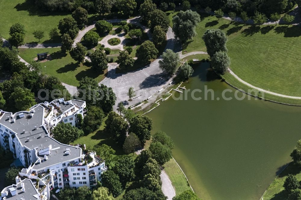 Aerial image München - Riparian areas on the lake area of Mollsee in Westpark in Munich in the state Bavaria, Germany