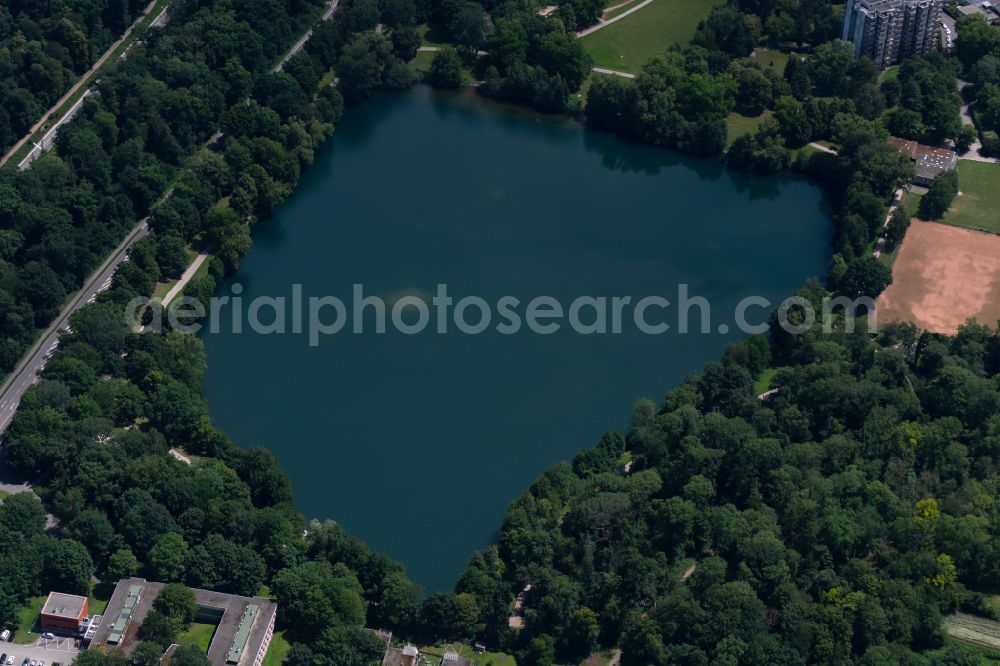 Aerial photograph Freiburg im Breisgau - Riparian areas on the lake area of Moosweiher on street Auwaldstrasse in the district Landwasser in Freiburg im Breisgau in the state Baden-Wuerttemberg, Germany