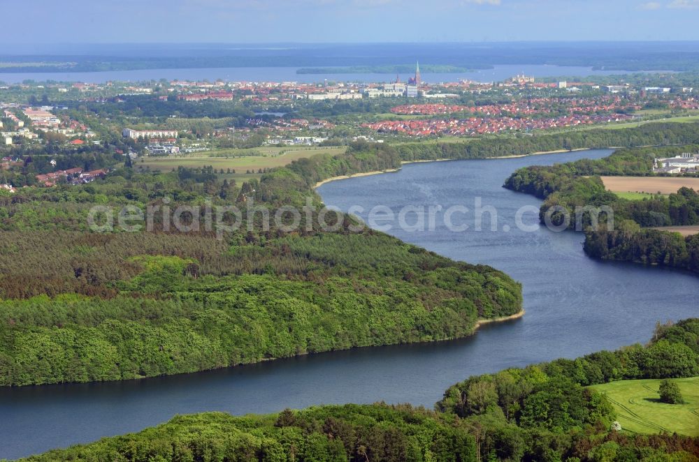 Aerial photograph Schwerin - Riparian areas on the lake area of Neumuehler See in Schwerin in the state Mecklenburg - Western Pomerania
