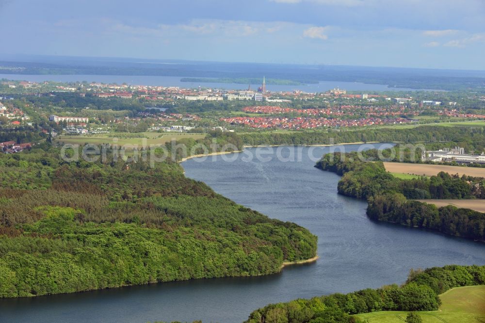 Schwerin from above - Riparian areas on the lake area of Neumuehler See in Schwerin in the state Mecklenburg - Western Pomerania