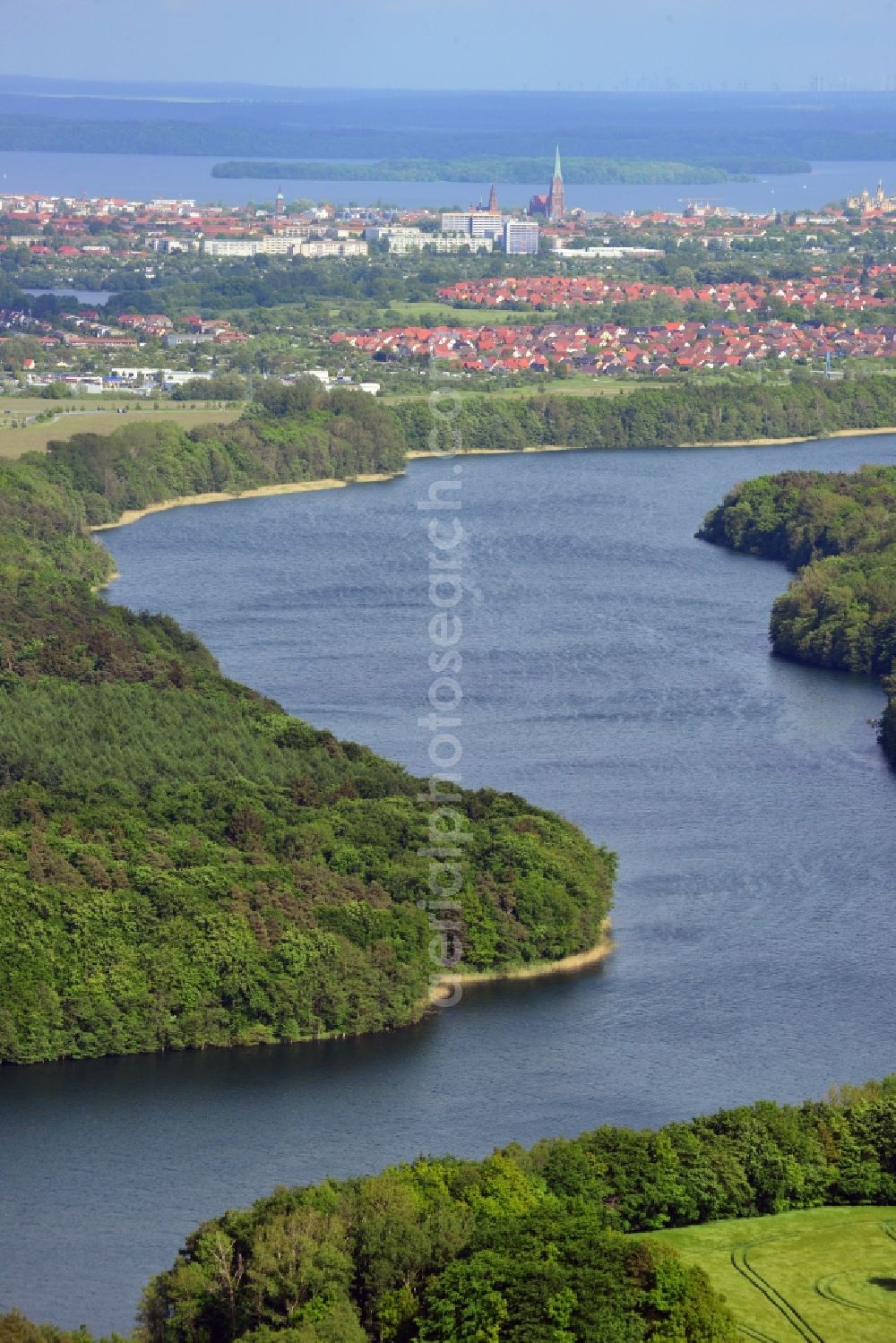 Schwerin from the bird's eye view: Riparian areas on the lake area of Neumuehler See in Schwerin in the state Mecklenburg - Western Pomerania