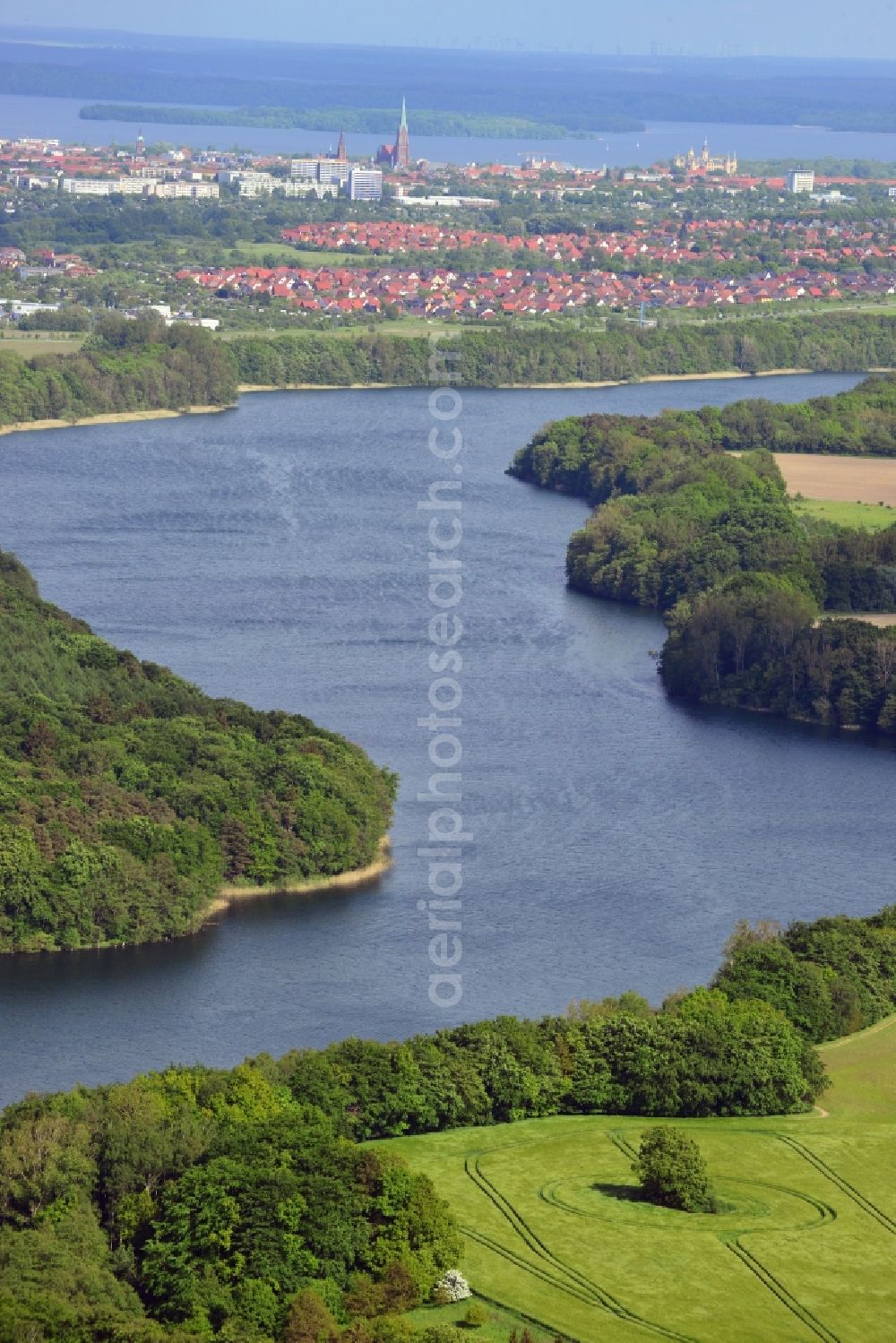 Aerial image Schwerin - Riparian areas on the lake area of Neumuehler See in Schwerin in the state Mecklenburg - Western Pomerania