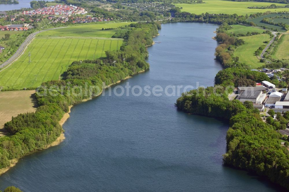 Aerial image Schwerin - Riparian areas on the lake area of Neumuehler See in Schwerin in the state Mecklenburg - Western Pomerania