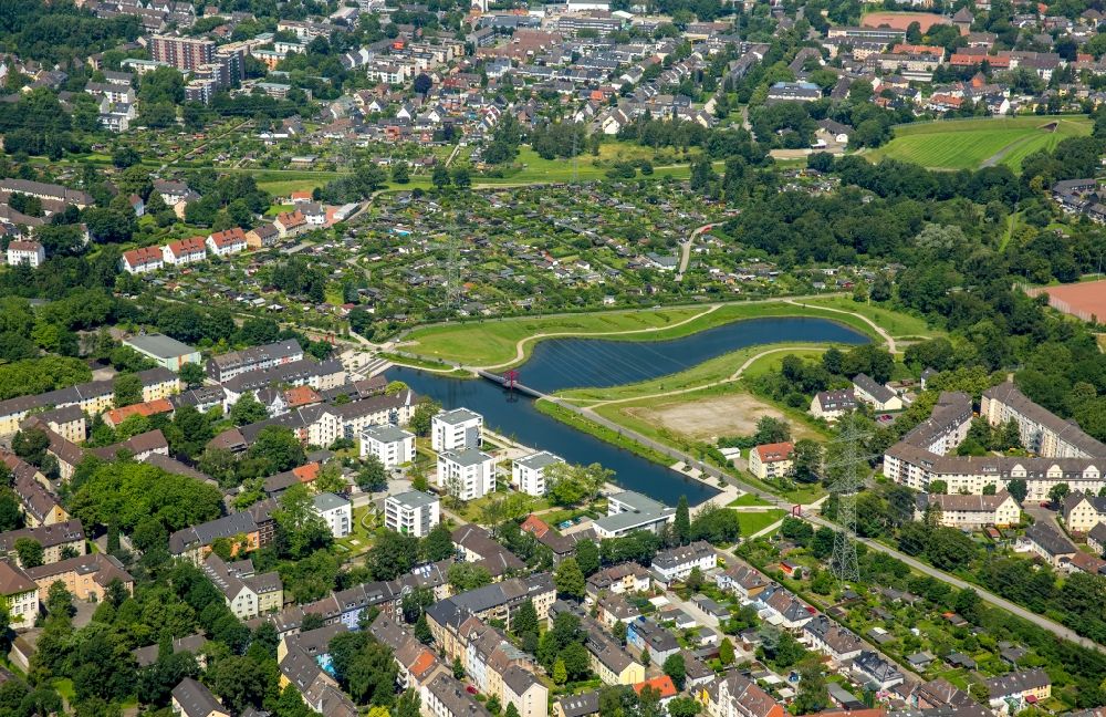 Essen from the bird's eye view: Riparian areas on the lake area of Niederfeldsee in Essen in the state North Rhine-Westphalia