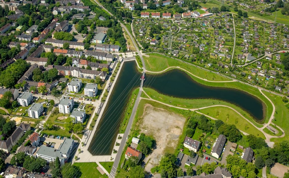 Aerial photograph Essen - Riparian areas on the lake area of Niederfeldsee in Essen in the state North Rhine-Westphalia