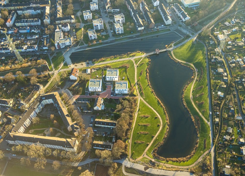 Aerial image Essen - Riparian areas on the lake area of Niederfeldsee in Essen in the state North Rhine-Westphalia