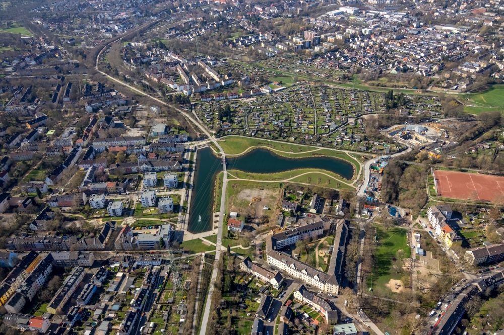 Essen from the bird's eye view: Riparian areas on the lake area of Niederfeldsee in the district Altendorf in Essen in the state North Rhine-Westphalia, Germany