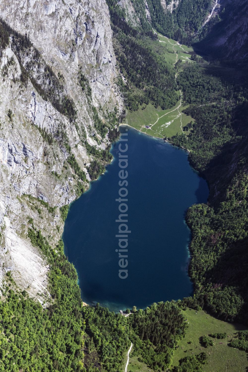 Schönau am Königssee from the bird's eye view: Riparian areas on the lake area of Obersee on Koenigsee with dem Roethbachwasserfall in Schoenau am Koenigssee in the state Bavaria, Germany
