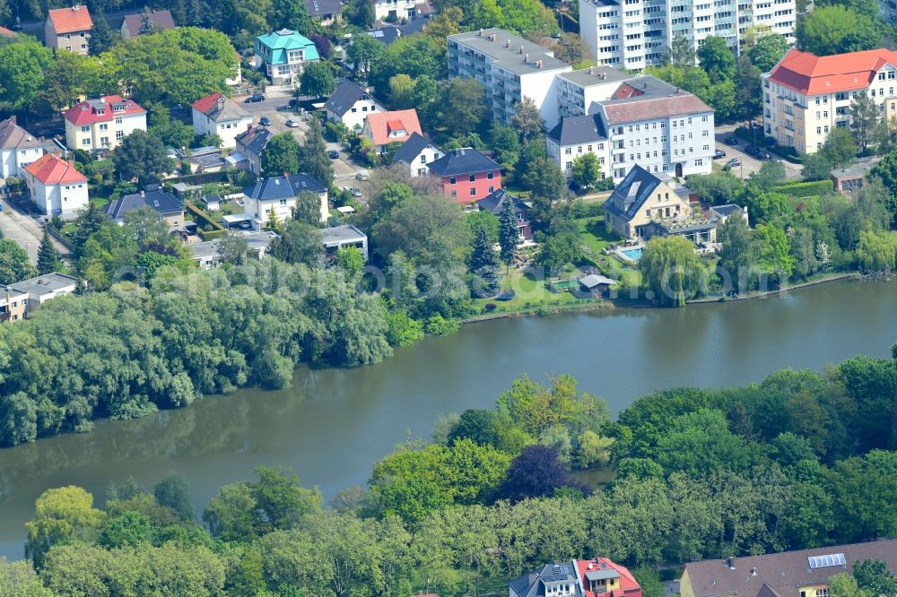 Berlin from the bird's eye view: Riparian areas on the lake area of Obersee on Oberseestrasse in the district Hohenschoenhausen in Berlin, Germany