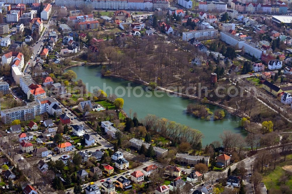 Aerial image Berlin - Riparian areas on the lake area of Obersee on Oberseestrasse in the district Hohenschoenhausen in Berlin, Germany