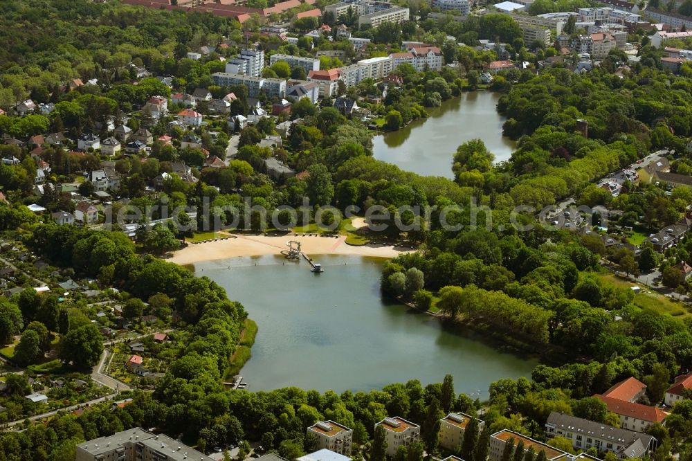 Aerial image Berlin - Riparian areas on the lake area of Orankesee on Oberseestrasse in the district Hohenschoenhausen in Berlin, Germany