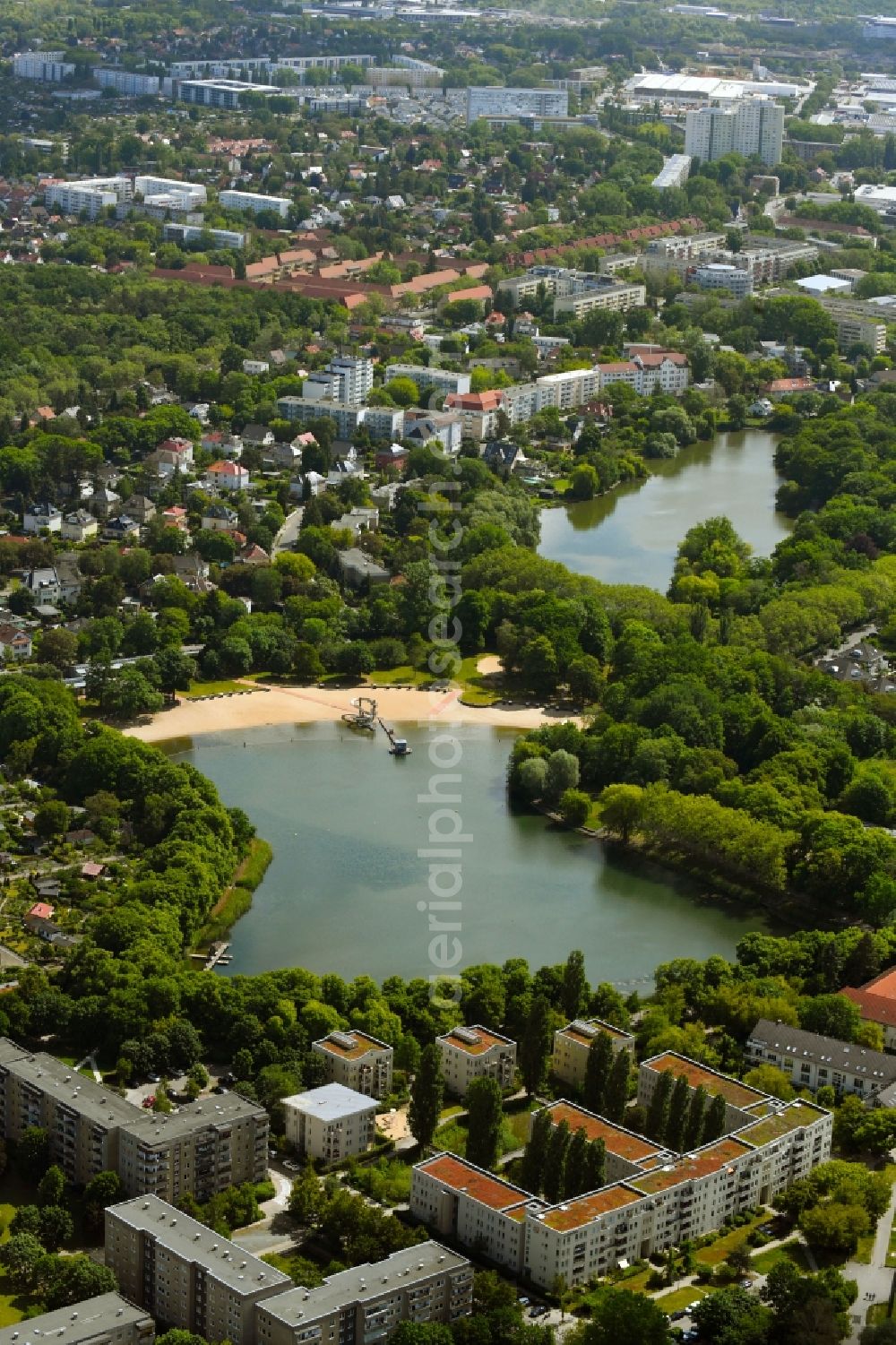 Aerial photograph Berlin - Riparian areas on the lake area of Orankesee on Oberseestrasse in the district Hohenschoenhausen in Berlin, Germany