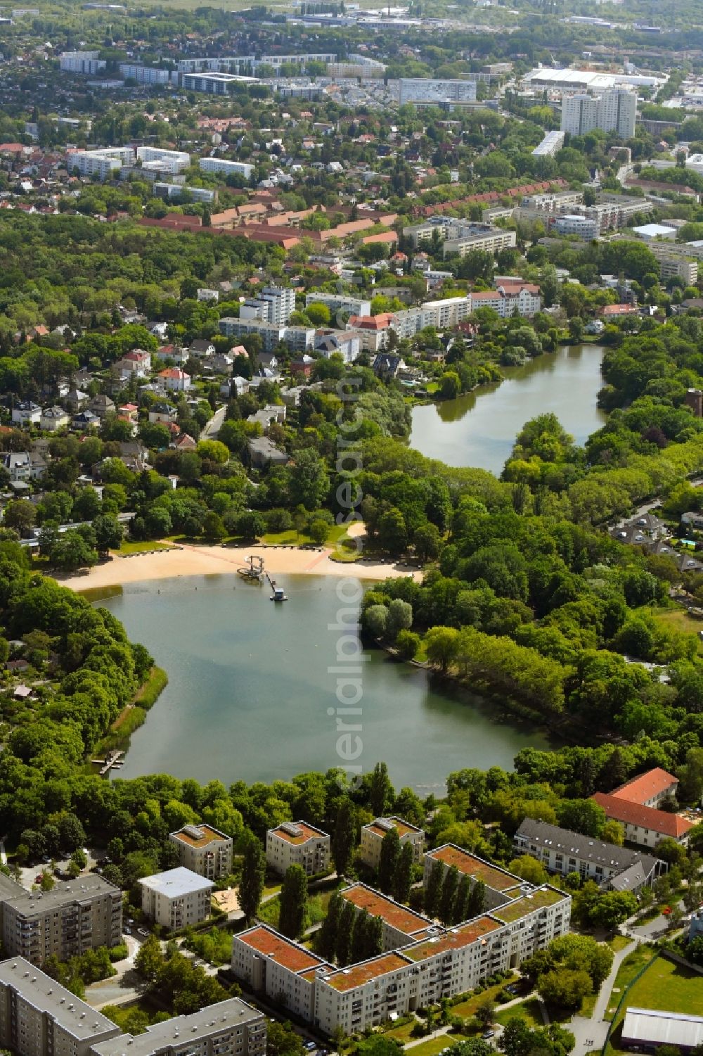 Berlin from above - Riparian areas on the lake area of Orankesee on Oberseestrasse in the district Hohenschoenhausen in Berlin, Germany