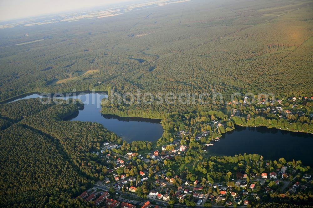 Alt Buchhorst from the bird's eye view: Riparian areas on the lake area of Peetzsee - Moellensee in Alt Buchhorst in the state Brandenburg, Germany