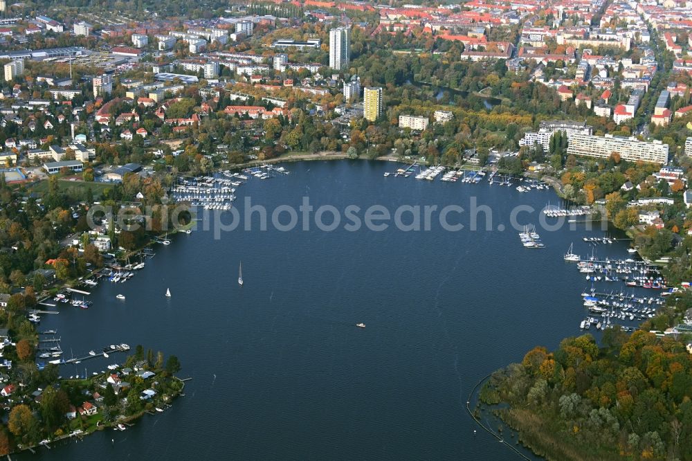 Aerial photograph Berlin - Riparian areas on the lake area of Pichelssee- Scharfe Lanke in a forest area in the district Pichelsdorf in Berlin, Germany