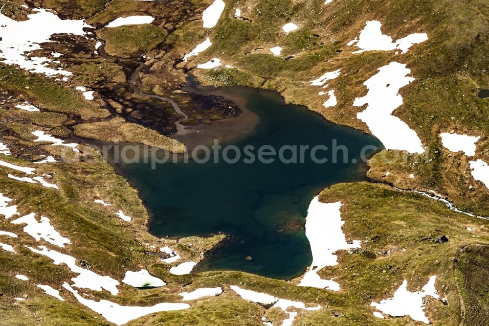 Aerial photograph Raneburger See - Riparian areas on the lake area of Raneburger See in a forest area in in Tirol, Austria