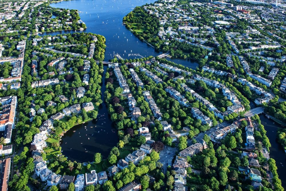 Hamburg from above - Riparian areas on the lake area of Rondeelteich in the district Winterhude in Hamburg, Germany