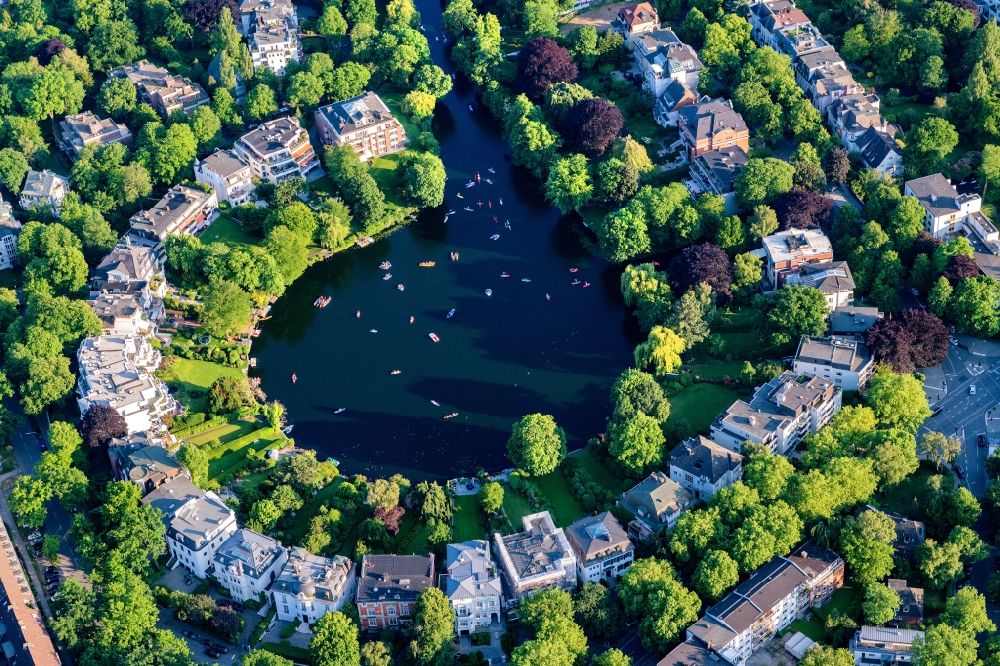 Aerial image Hamburg - Riparian areas on the lake area of Rondeelteich in the district Winterhude in Hamburg, Germany