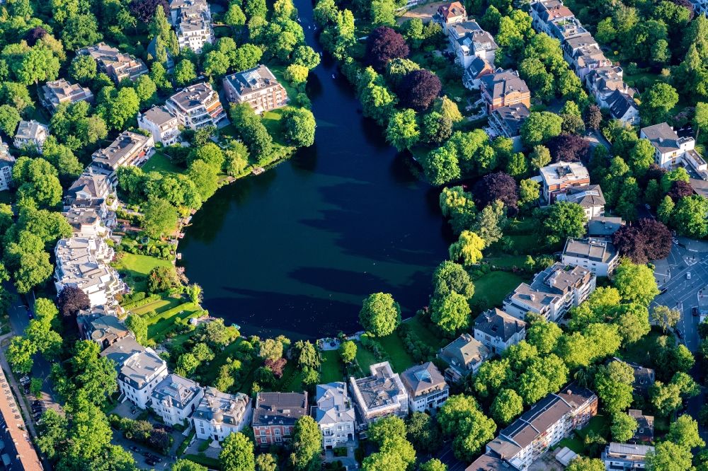 Aerial photograph Hamburg - Riparian areas on the lake area of Rondeelteich in the district Winterhude in Hamburg, Germany