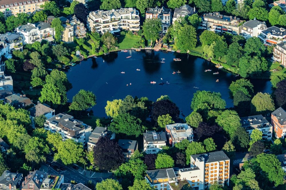 Hamburg from the bird's eye view: Riparian areas on the lake area of Rondeelteich in the district Winterhude in Hamburg, Germany