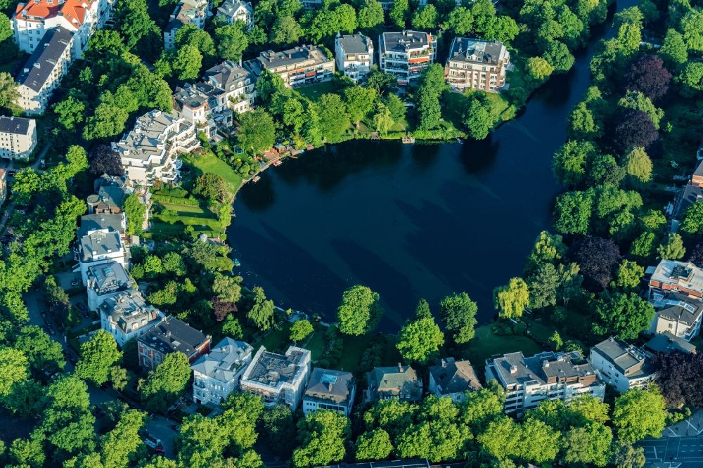 Aerial image Hamburg - Riparian areas on the lake area of Rondeelteich in the district Winterhude in Hamburg, Germany