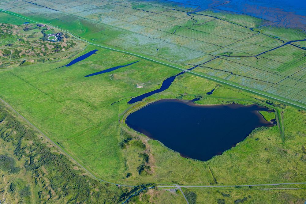 Aerial photograph Langeoog - Riparian areas on the lake area of Schloppsee in Langeoog on island Langeoog in the state Lower Saxony, Germany
