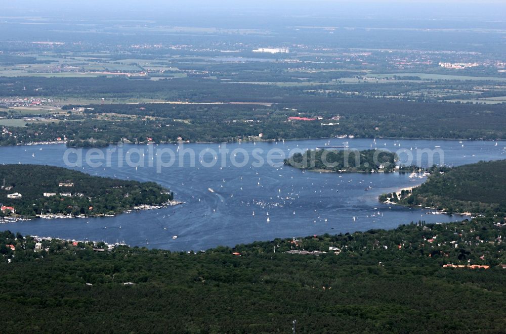 Aerial photograph Berlin - Riparian areas on the lake area of with Sailboot - regatta in the district Wannsee in Berlin