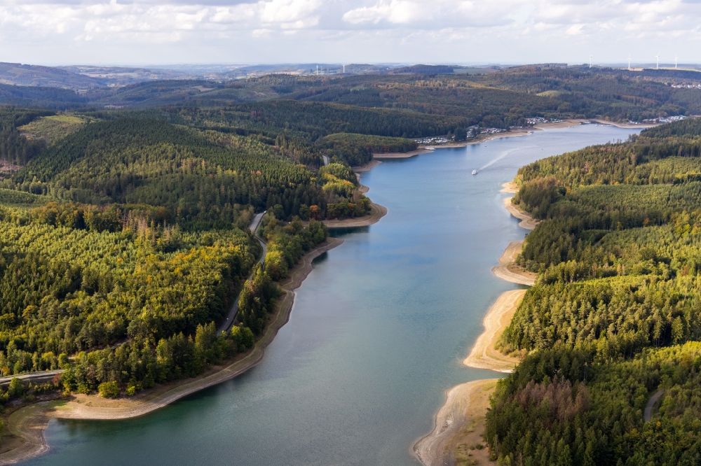 Langscheid from the bird's eye view: Riparian areas on the lake area of Sorpesee in Langscheid at Sauerland in the state North Rhine-Westphalia, Germany