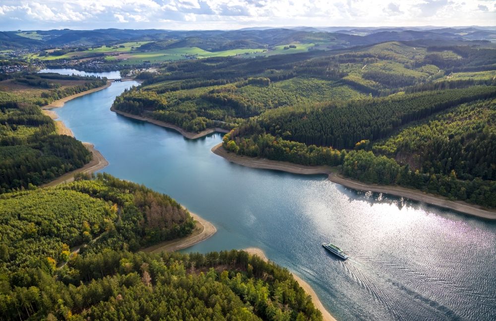 Langscheid from the bird's eye view: Riparian areas on the lake area of Sorpesee in Langscheid at Sauerland in the state North Rhine-Westphalia, Germany