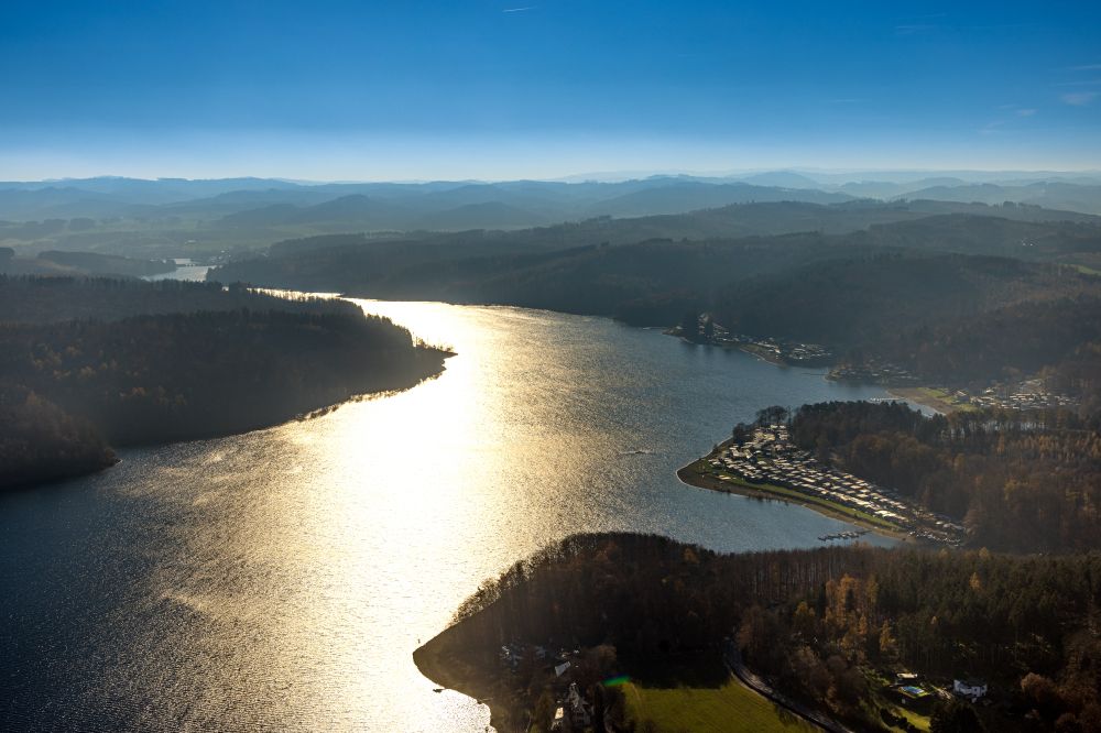 Aerial photograph Langscheid - Riparian areas on the lake area of Sorpesee in Langscheid at Sauerland in the state North Rhine-Westphalia, Germany