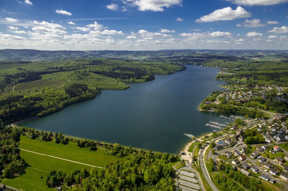 Sundern (Sauerland) from the bird's eye view: Riparian areas on the lake area of Sorpesee in Sundern (Sauerland) in the state North Rhine-Westphalia