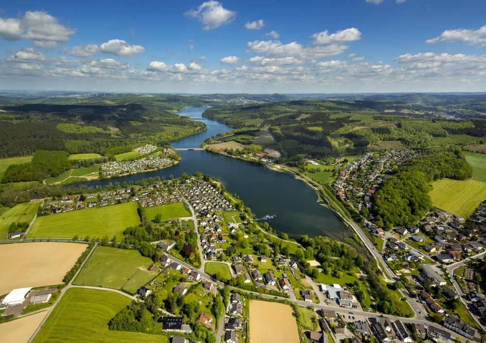 Aerial photograph Sundern (Sauerland) - Riparian areas on the lake area of Sorpesee in Sundern (Sauerland) in the state North Rhine-Westphalia