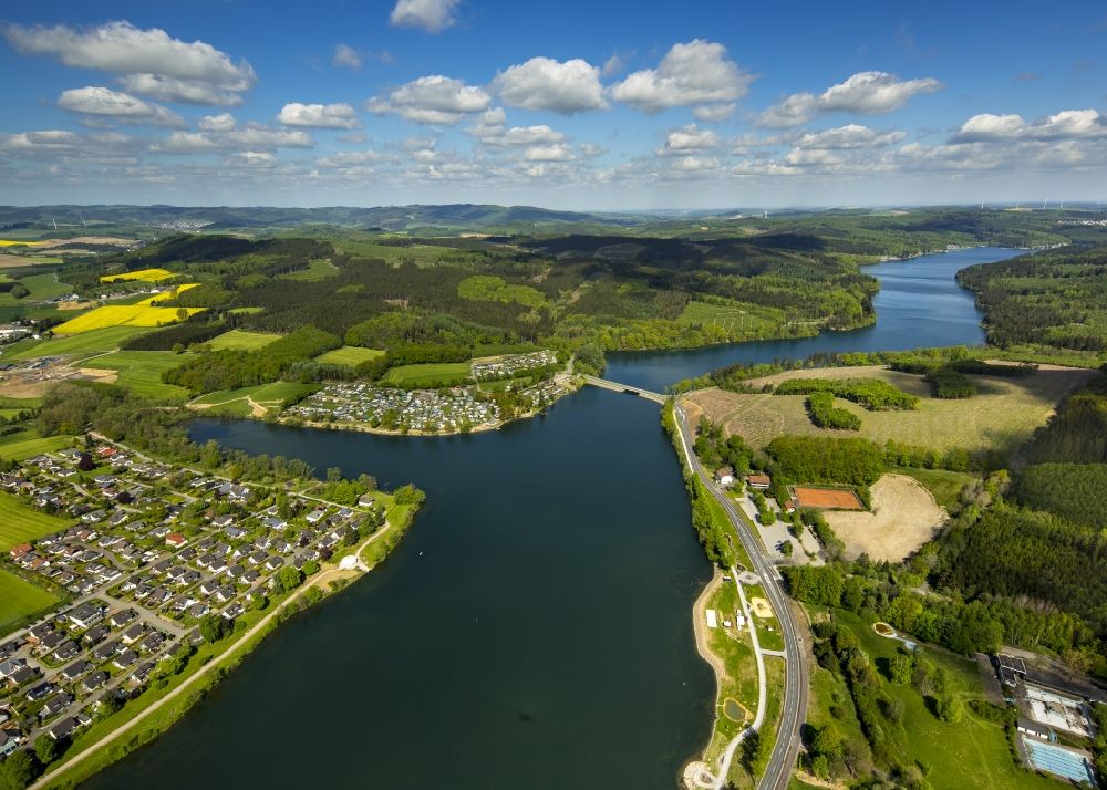Sundern (Sauerland) from above - Riparian areas on the lake area of Sorpesee in Sundern (Sauerland) in the state North Rhine-Westphalia