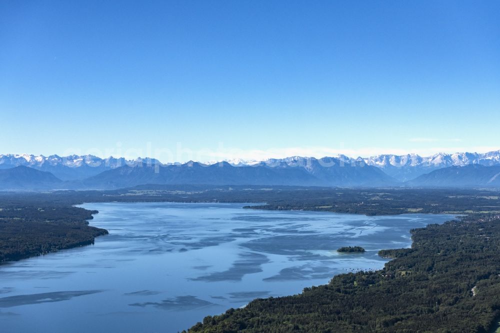 Aerial photograph Tutzing - Riparian areas on the lake area of Starnberger See with Alpenpanorama and Bergblick in Tutzing in the state Bavaria, Germany