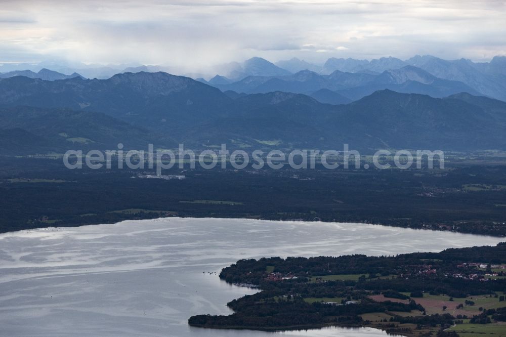Aerial photograph Seeshaupt - Riparian areas on the lake area of Starnberger See with Blick in die Alpen in Berg in the state Bavaria, Germany