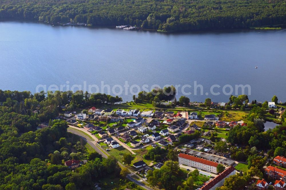 Aerial image Rüdersdorf - Riparian areas on the lake area of Stienitz-See overlooking the residential area of Wohnpark Am Stienitzsee in the district Hennickendorf in Ruedersdorf in the state Brandenburg, Germany