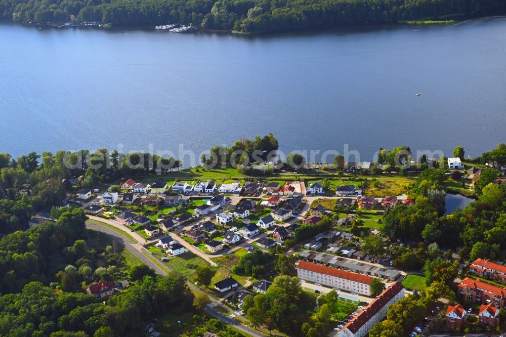 Rüdersdorf from above - Riparian areas on the lake area of Stienitz-See overlooking the residential area of Wohnpark Am Stienitzsee in the district Hennickendorf in Ruedersdorf in the state Brandenburg, Germany