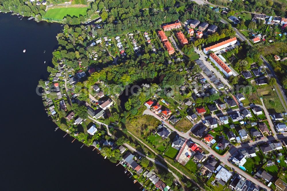 Rüdersdorf from the bird's eye view: Riparian areas on the lake area of Stienitz-See overlooking the residential area of Wohnpark Am Stienitzsee in the district Hennickendorf in Ruedersdorf in the state Brandenburg, Germany