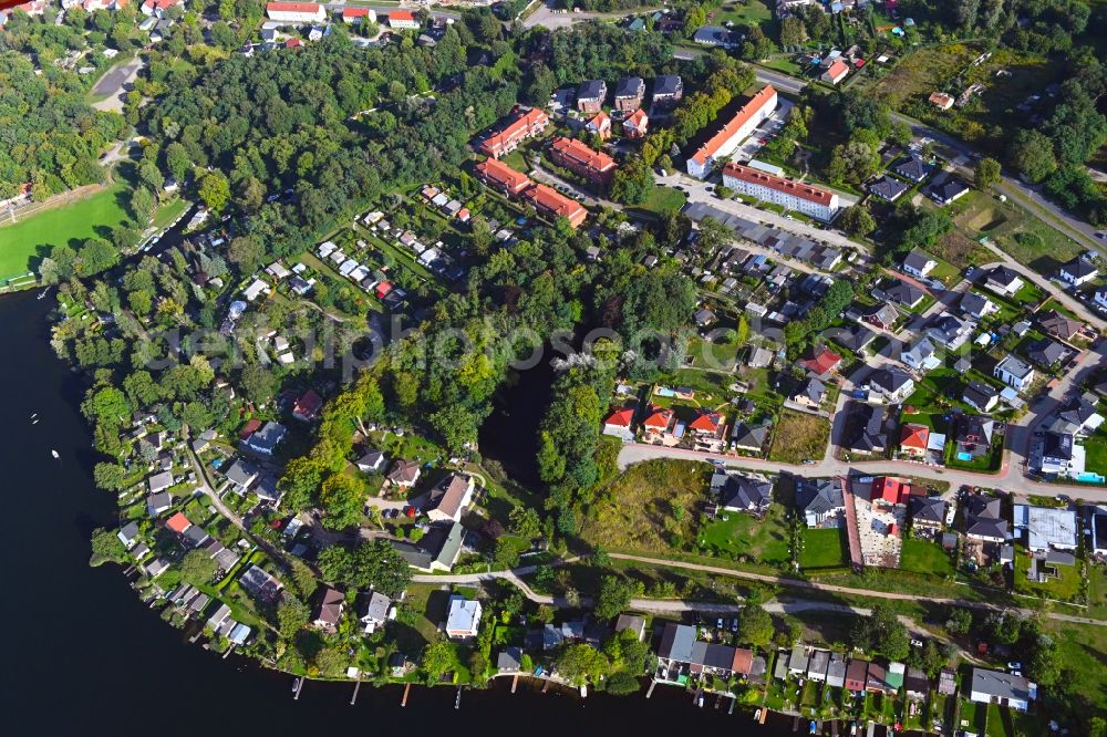 Aerial image Rüdersdorf - Riparian areas on the lake area of Stienitz-See overlooking the residential area of Wohnpark Am Stienitzsee in the district Hennickendorf in Ruedersdorf in the state Brandenburg, Germany