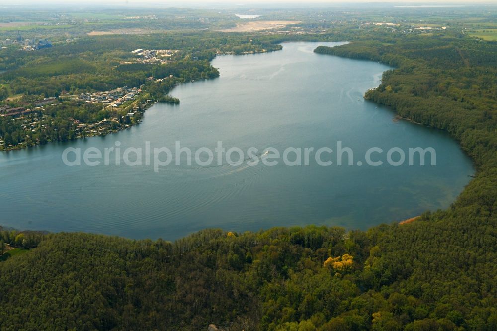 Hennickendorf from above - Riparian areas on the lake area of Stienitzsee in Hennickendorf in the state Brandenburg, Germany