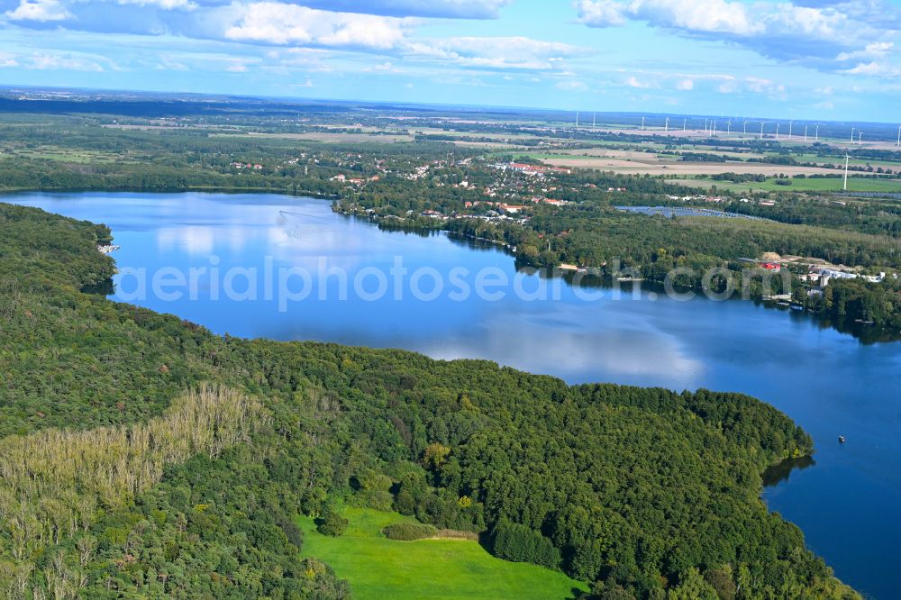 Hennickendorf from the bird's eye view: Riparian areas on the lake area of Stienitzsee in Hennickendorf in the state Brandenburg, Germany