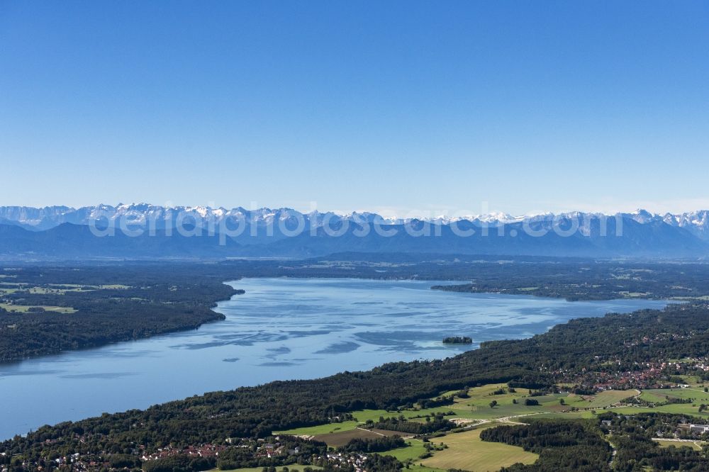 Seeshaupt from the bird's eye view: Riparian areas on the lake area of StRNBERGER SEE Starnberger See with Blick in die Alpen in Berg in the state Bavaria, Germany