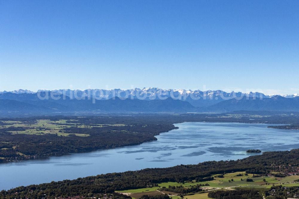 Aerial photograph Seeshaupt - Riparian areas on the lake area of StRNBERGER SEE Starnberger See with Blick in die Alpen in Berg in the state Bavaria, Germany